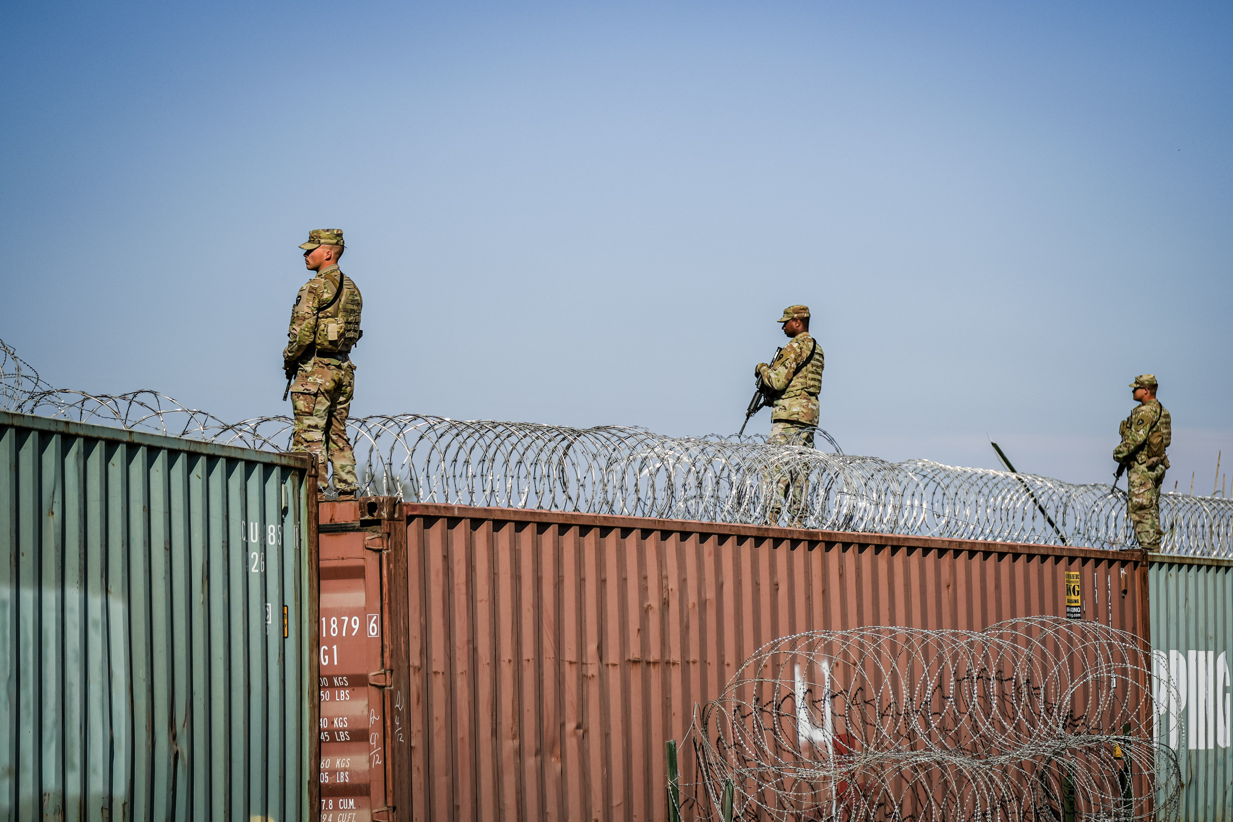 Các binh sĩ Vệ binh Quốc gia Texas đứng trên các container vận chuyển được dùng làm hàng rào bảo vệ tại biên giới Hoa Kỳ-Mexico, ở Eagle Pass, Texas, hôm 03/01/2024. (Ảnh: Charlotte Cuthbertson/The Epoch Times)