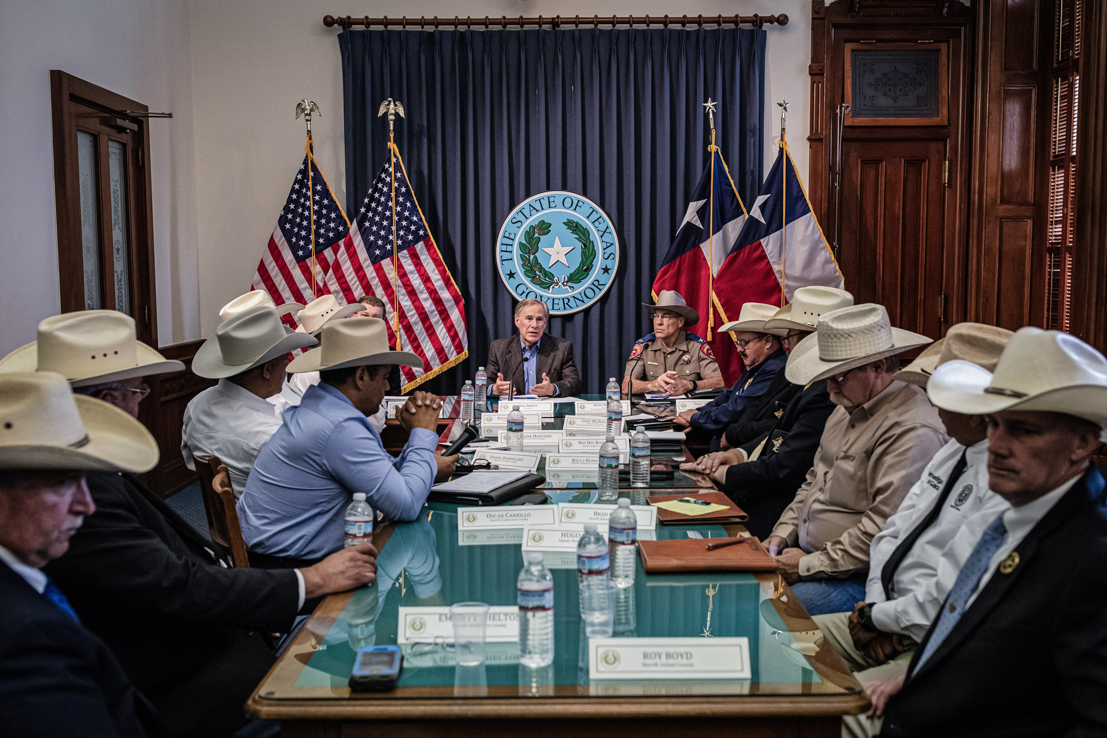 Thống đốc tiểu bang Texas Greg Abbott trình bày trong một cuộc họp với các cảnh sát trưởng từ các cộng đồng biên giới ở Tòa nhà Quốc hội tiểu bang Texas tại Austin, vào ngày 10/07/2021. (Ảnh: Tamir Kalifa/Getty Images)