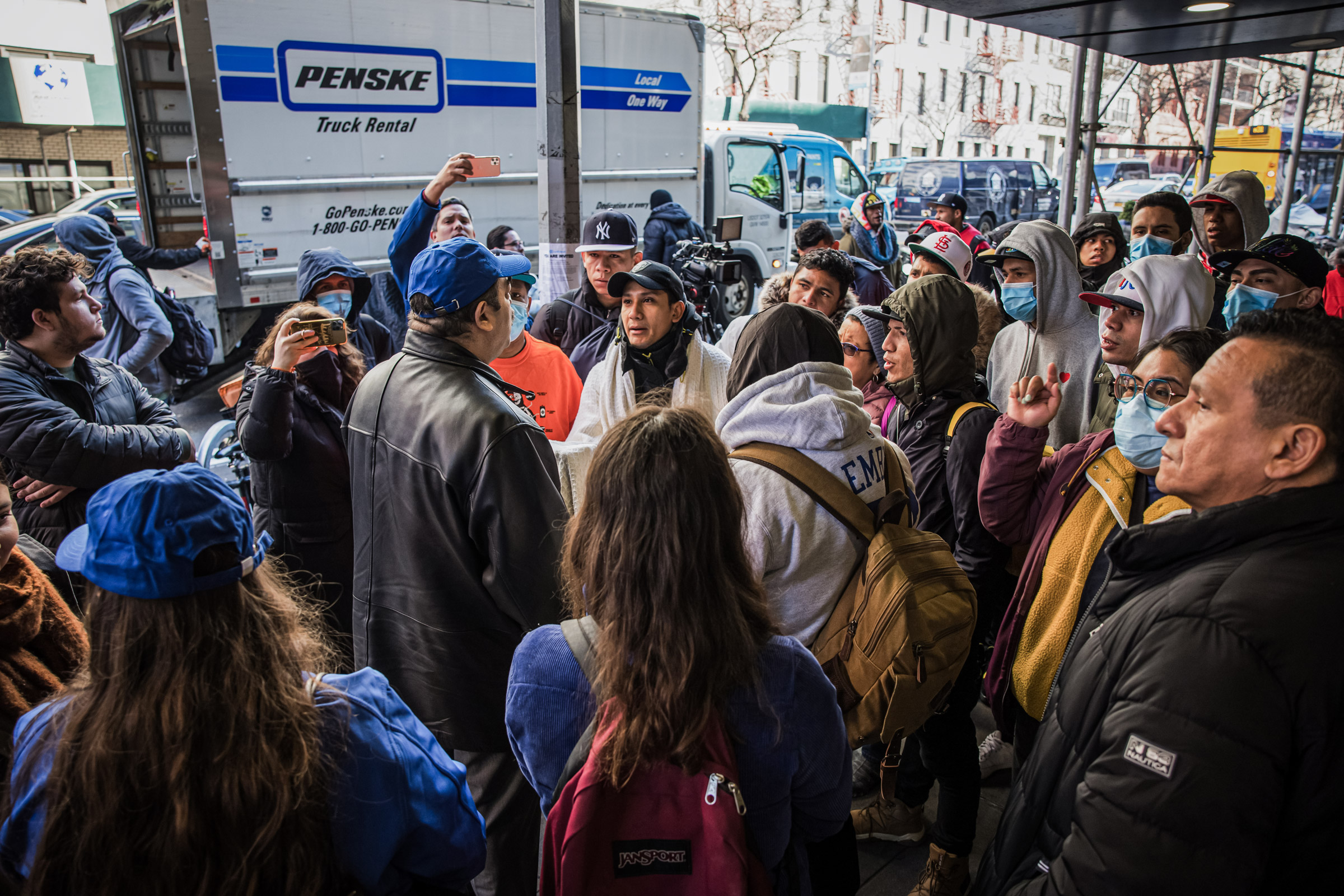 Một thành viên của văn phòng di trú của thị trưởng thành phố New York nói chuyện với những người nhập cư bất hợp pháp đang cắm trại trước Khách sạn Watson sau khi bị đuổi đi, tại thành phố New York vào ngày 30/01/2023. (Ảnh: Michael M. Santiago/Getty Images)