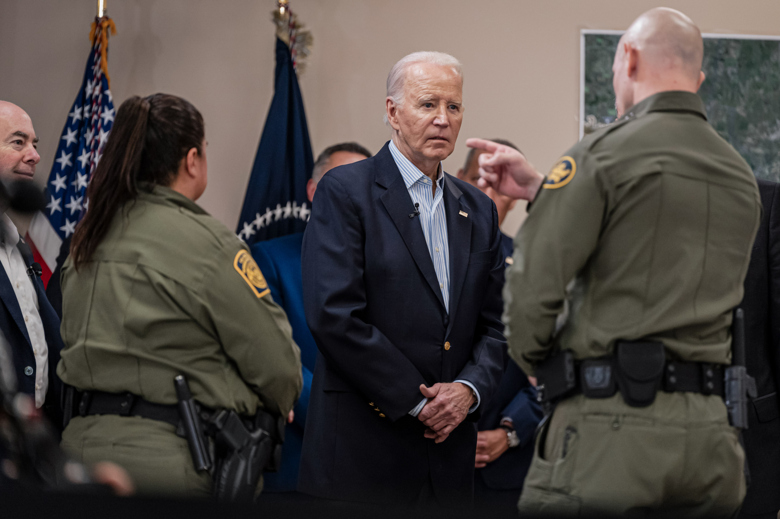 Tổng thống Joe Biden lắng nghe một quan chức Cục Quan thuế và Bảo vệ Biên giới trong một buổi diễn thuyết về vấn đề nhập cư và an ninh biên giới tại Ga Brownsville ở Ohio, Texas, hôm 29/04/2024. (Ảnh: Cheney Orr/Getty Images)