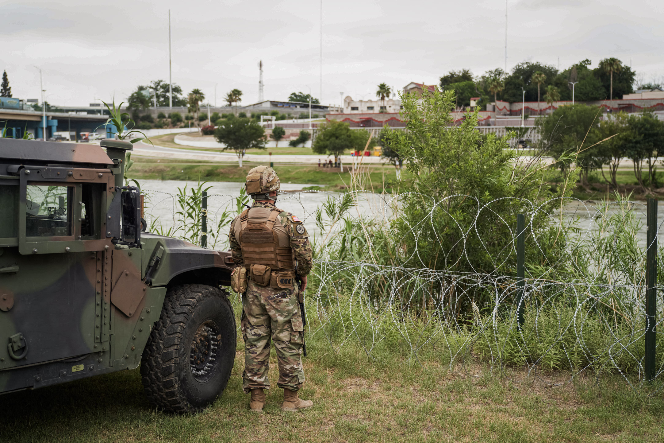 Một binh sĩ Vệ binh Quốc gia nhìn qua Rio Grande hướng sang Mexico tại biên giới ở Eagle Pass, Texas, hôm 23/05/2022. (Ảnh: Allison Dinner/AFP qua Getty Images)