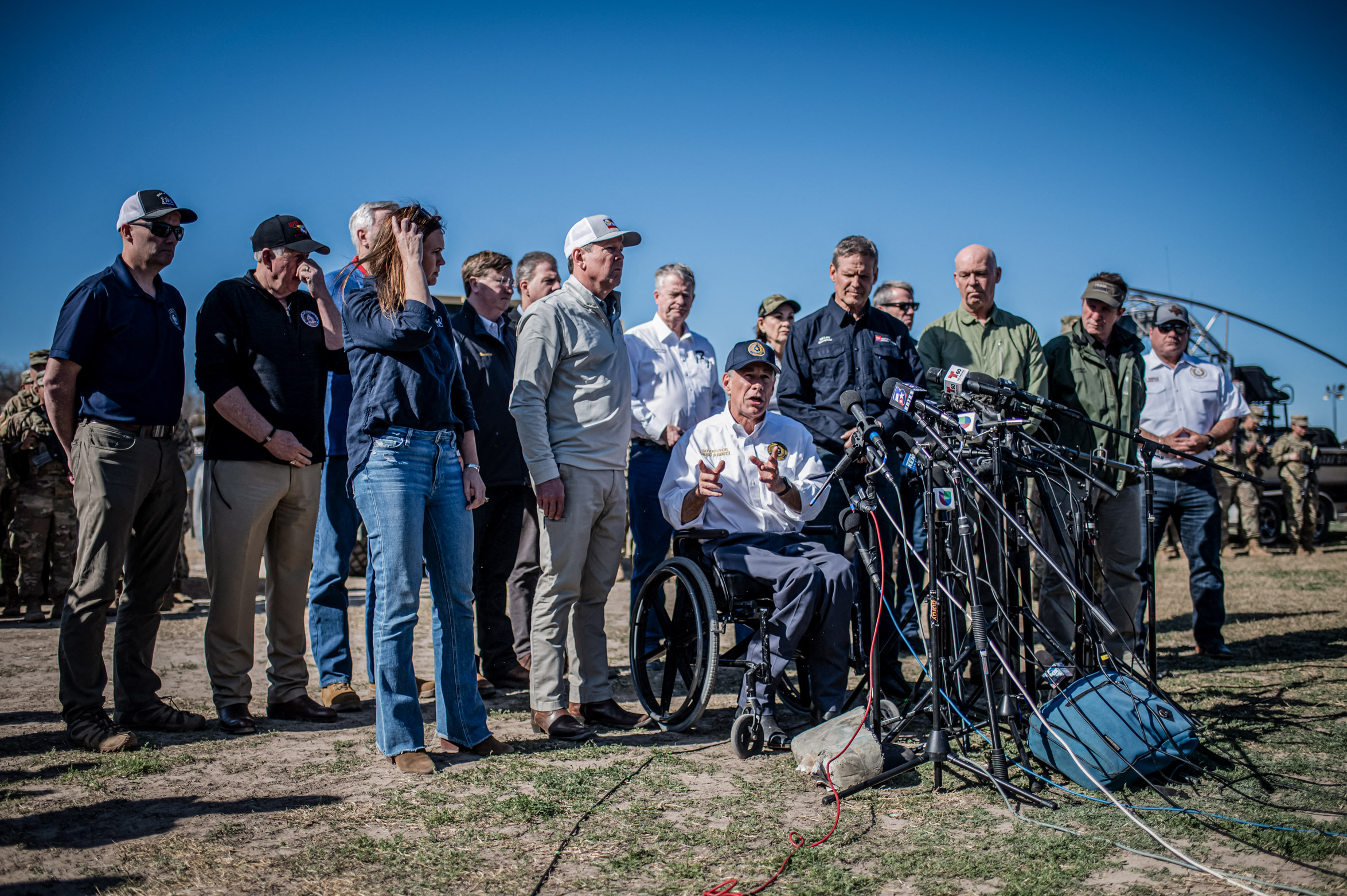 Thống đốc Texas Greg Abbott tổ chức một cuộc họp báo tại Công viên Shelby ở Eagle Pass, Texas, hôm 04/02/2024. (Ảnh: Sergio Flores/AFP qua Getty Images)