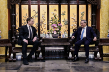 Người sáng lập đồng thời là Giám đốc điều hành Tesla Elon Musk (trái) gặp Thủ tướng Trung Quốc Lý Cường (phải) tại Bắc Kinh, hôm 28/04/2024. (Ảnh: Wang Ye/Xinhua qua AP)