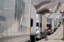 Xe tải chở hàng xếp hàng để nhập cảnh vào Hoa Kỳ tại cảng giao thương Otay ở Tijuana, Mexico, hôm 06/06/2019. (Ảnh: Guillermo Arias/AFP qua Getty Images)