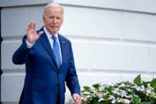 Tổng thống Joe Biden vẫy tay chào trong lúc bước tới trực thăng Marine One trên Bãi cỏ phía Nam của Tòa Bạch Ốc hôm 08/05/2024. (Ảnh: Andrew Harnik/Getty Images)