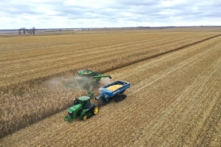 Nông dân thu hoạch ngô ở gần McIntire, Iowa, hôm 31/10/2023. (Ảnh: Scott Olson/Getty Images)